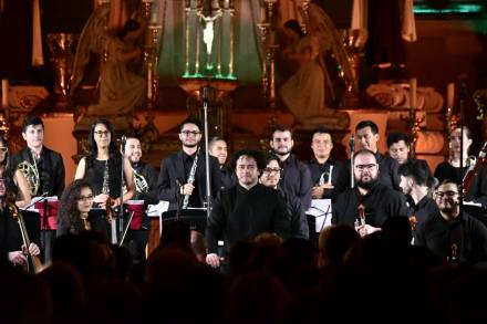 Refrenda Sinfonieta FMM solidez musical en concierto, junto a John-Henry Crawford 
